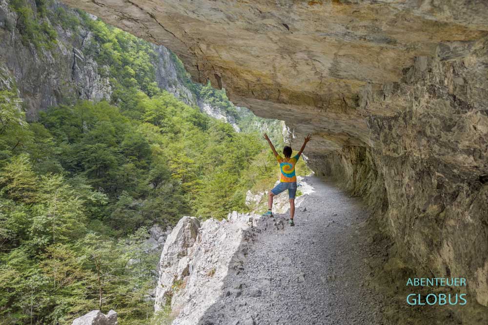 Felswand Mrtvicke Grede mit Tunnel als Wanderweg im Mrtvica Canyon