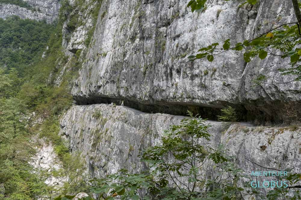 Mrtvica Canyon: offener Felsentunnel in der Felswand Mrtvicke Grede