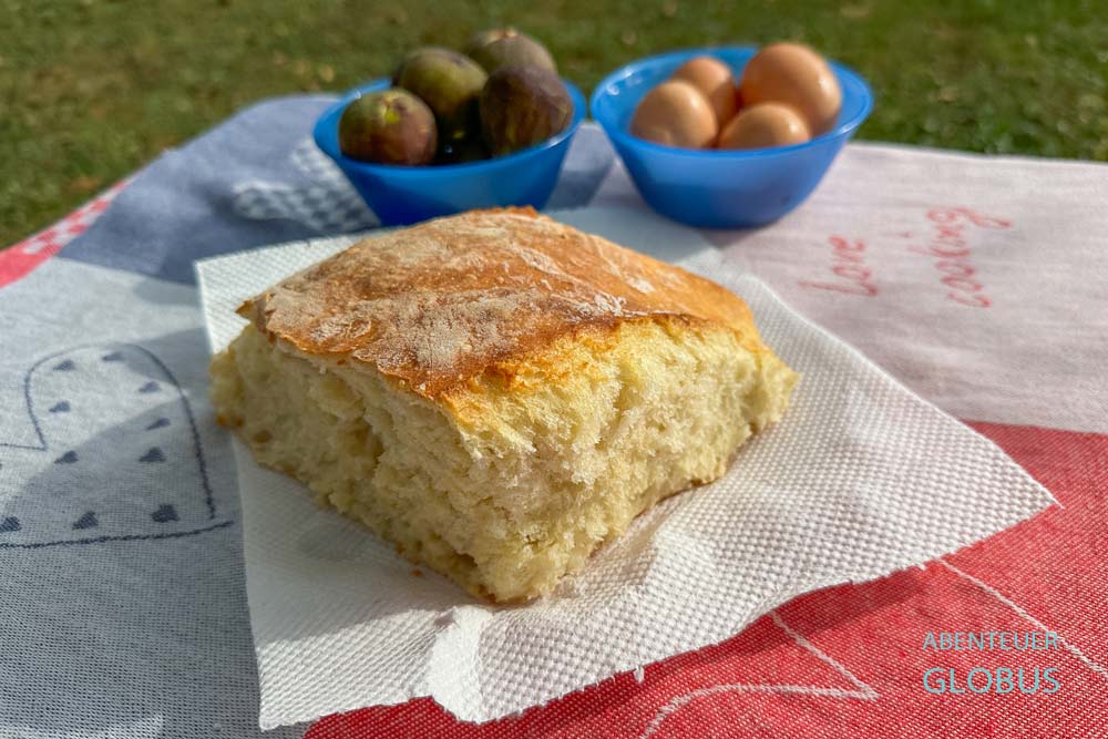 Campingplatz Kuca Rajo Radovic Kamp in der Moraca Schlucht: frisch gebackenes Brot, Feigen und Eier vom Gastgeber