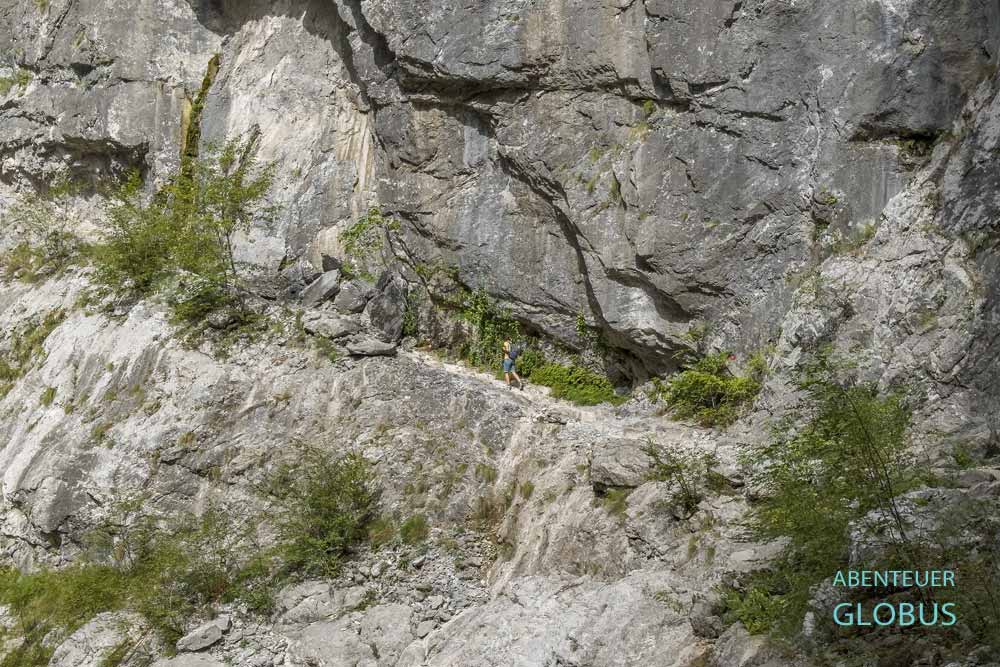 Mrtvica Schlucht mit Felswand Mrtvicke Grede und Wanderweg, hoch über den Fluss Mrtvica