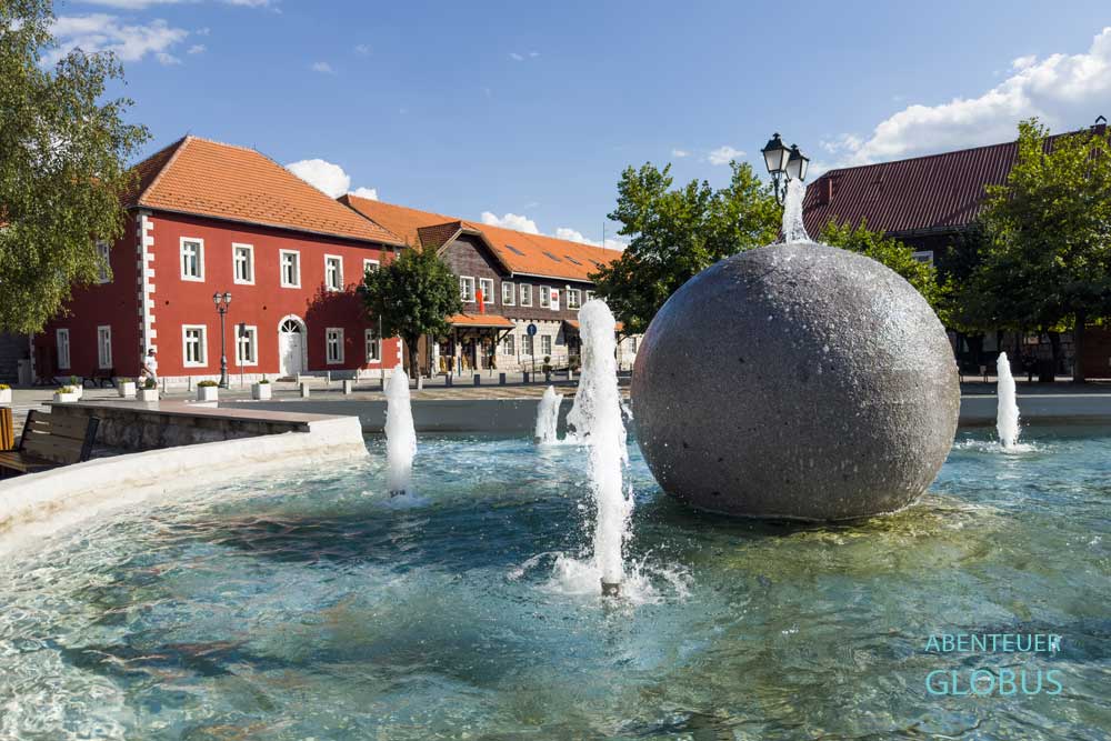 Kolasin: Platz Trg Boraca mit Springbrunnen