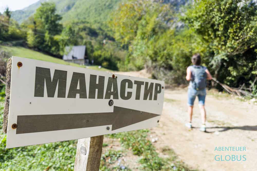 Hinweisschild Manastir zum Kloster Kostrikovaca nahe Mrtvica Canyon