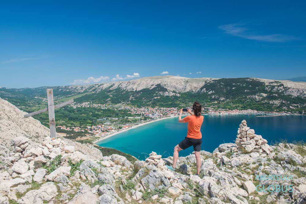 Insel Krk, Baska: Berg Ljubimer mit Gipfelkreuz und Steinhaufen