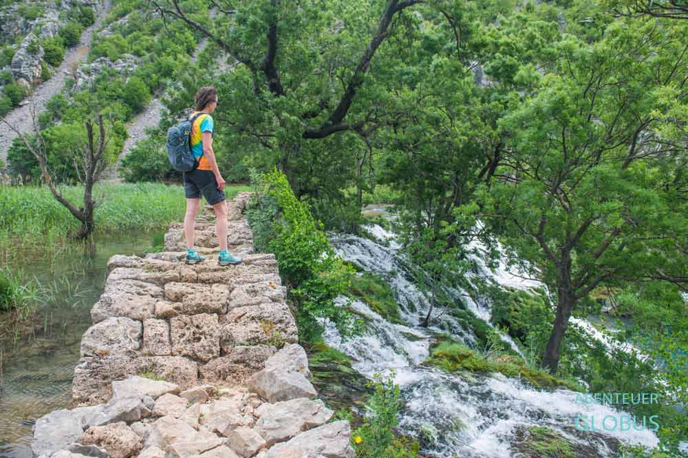 Wasserfall und Brücke Kudin Most über den Fluss Krupa