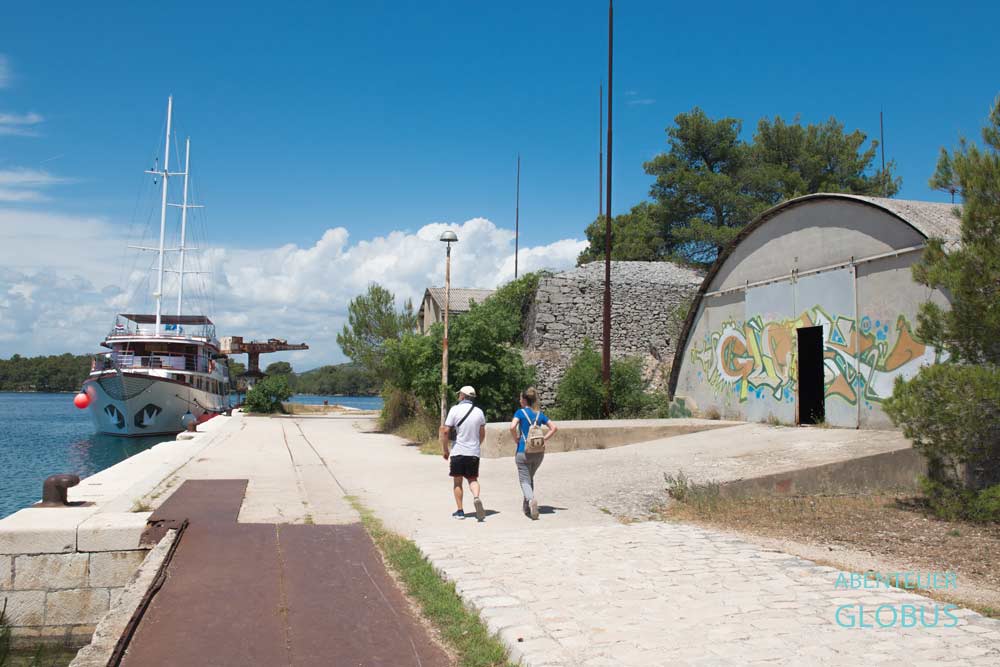 Halbinsel Zablace in Sibenik: Militärstützpunkt Minerska Complex am Kanal Sveti Ante