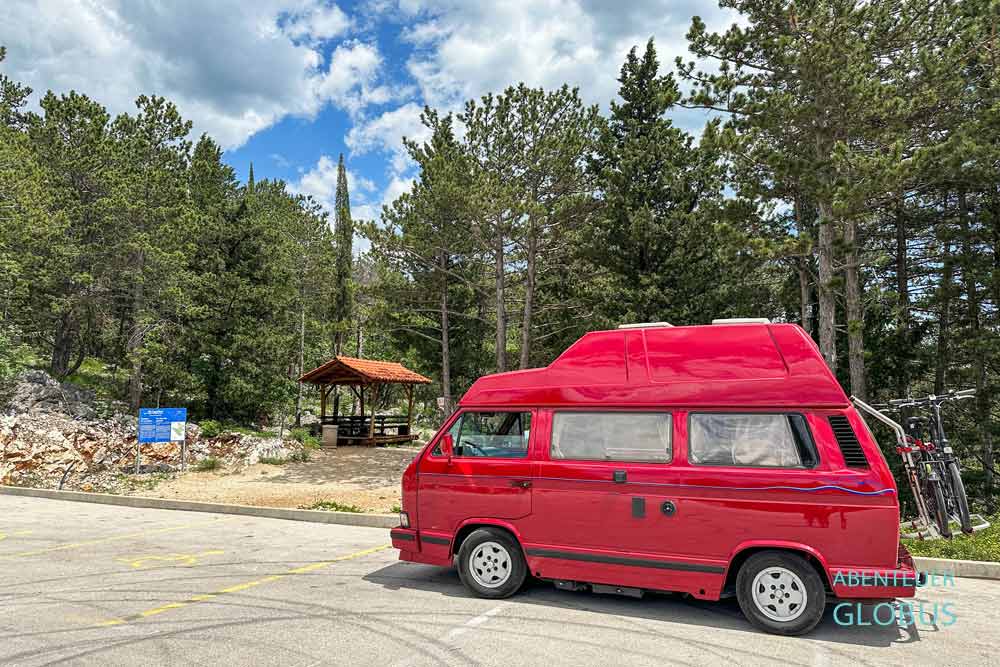 Imotski: Parkplatz am Roten See (Crveno Jezero)