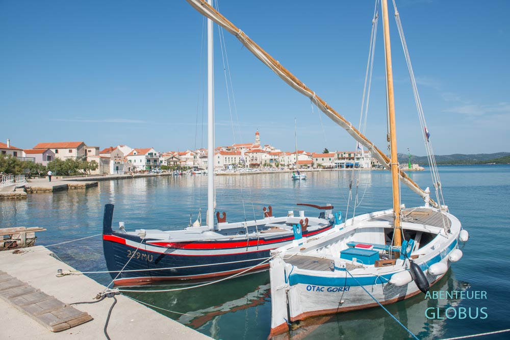 Insel Murter: Blick auf den Ort Betina und Gajeta Holzschiffen