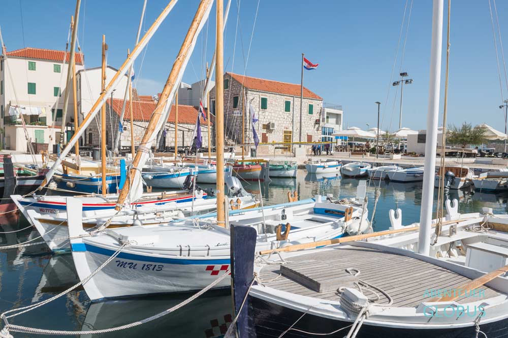 Insel Murter: Hafen und Gajeta Holzboote in Betina