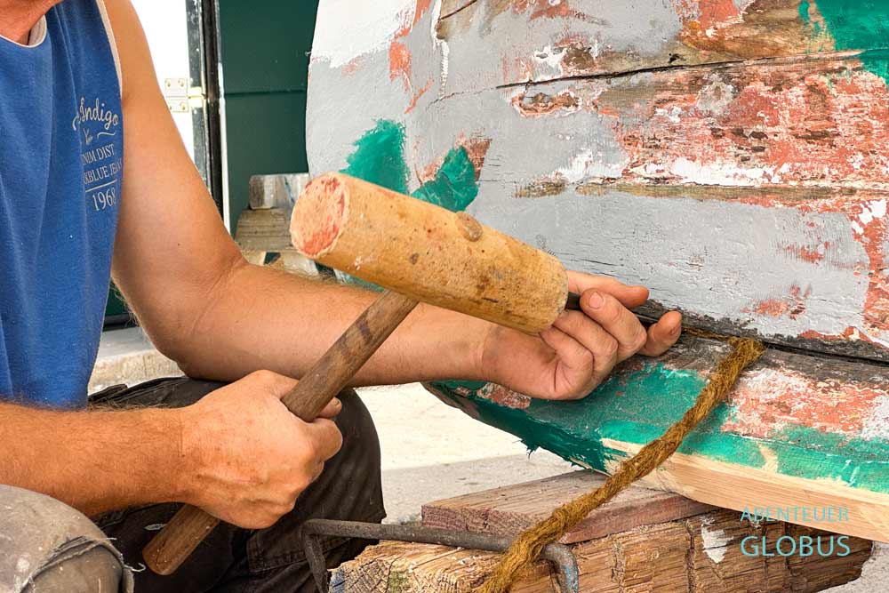 Insel Murter, Betina: Reparatur eines Holzschiffes 