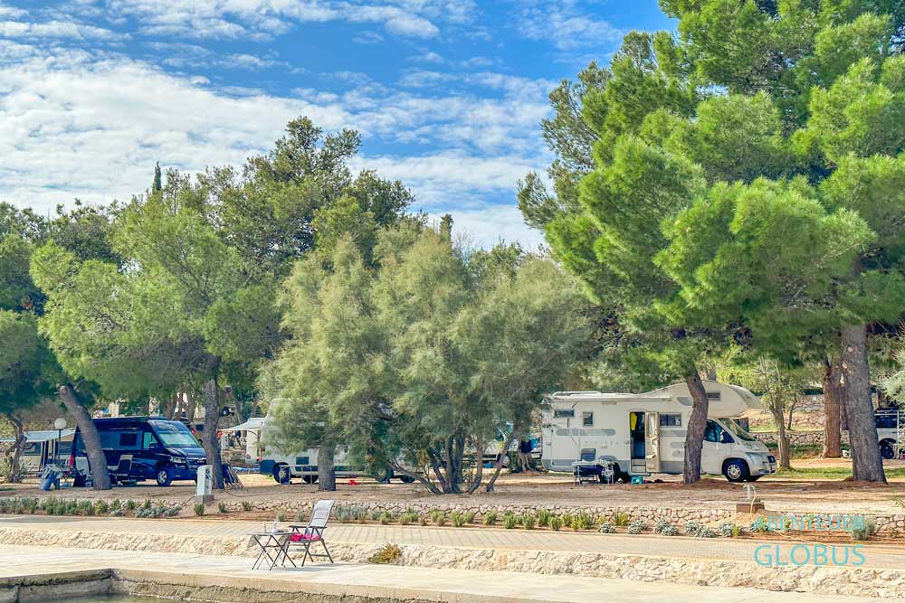 Campingplatz Camping Jezera Village am Strand Lovisca in Jezera auf der Insel Murter