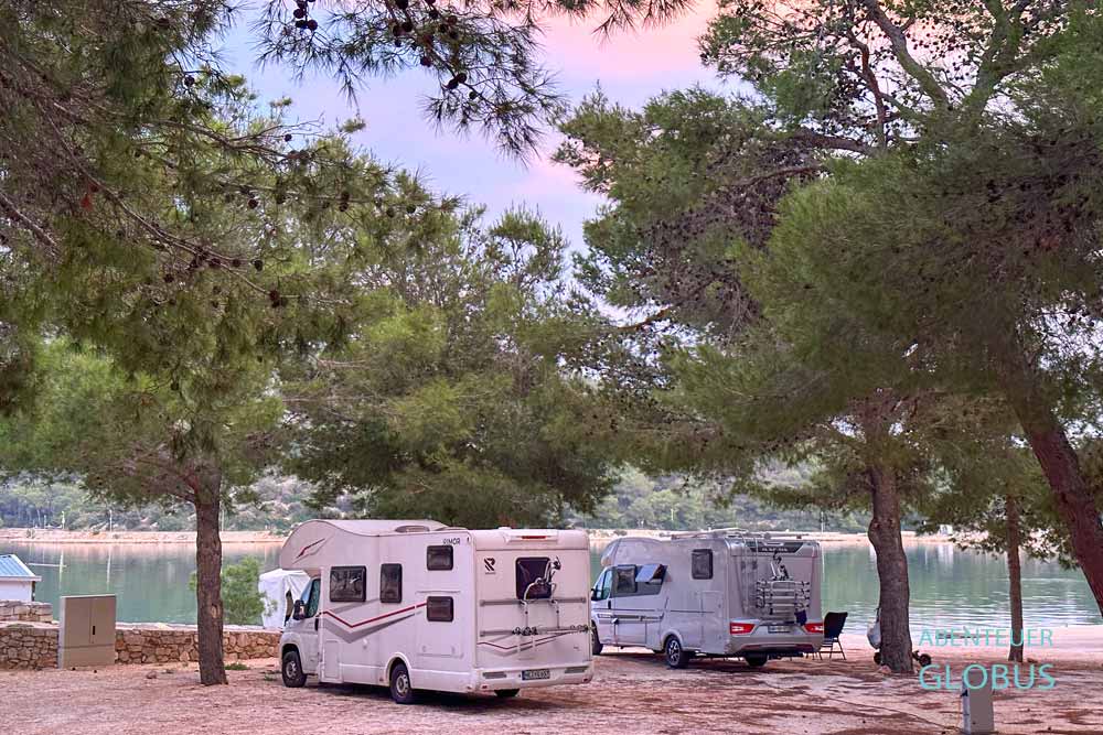 Campingplatz Camping Jezera Village am Strand Lovisca in Jezera auf der Insel Murter
