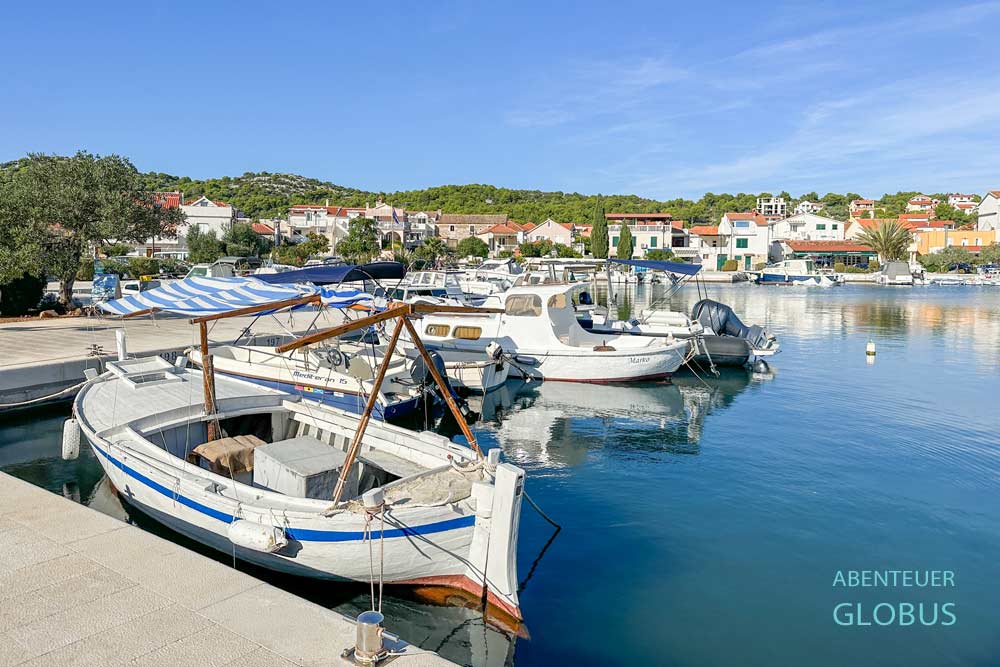 Hafen in Jezera auf der Insel Murter