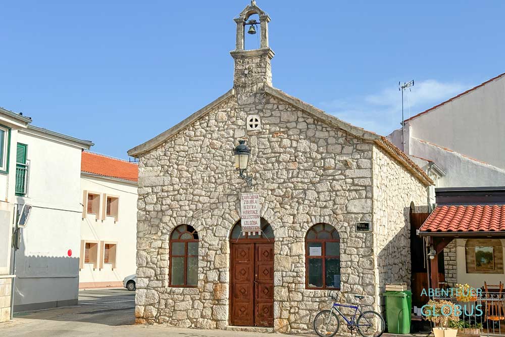 Insel Murter, Jezera: Platz Trg Rudina mit Kirche St. Johannes mit Museum