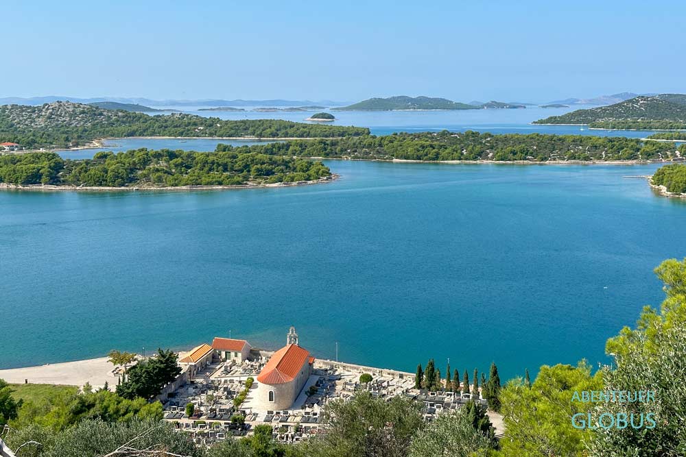 Insel Murter: Blick vom Hügel Vrh Gradina auf die Kirche der Hl. Maria von Gradina und die Inseln 