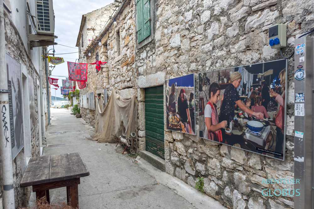 Gasse in der Altstadt im Ort Murter auf der Insel Murter
