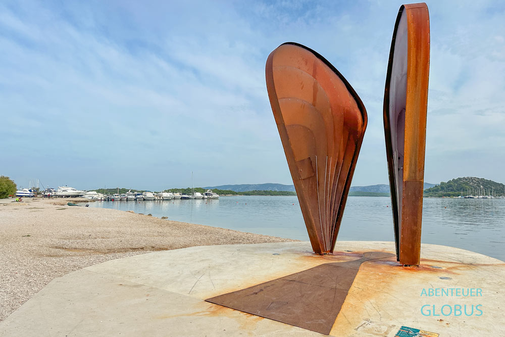 Insel Murter: Metallskulptur Lostura, ein Denkmal am City Beach Luke im Ort Murter