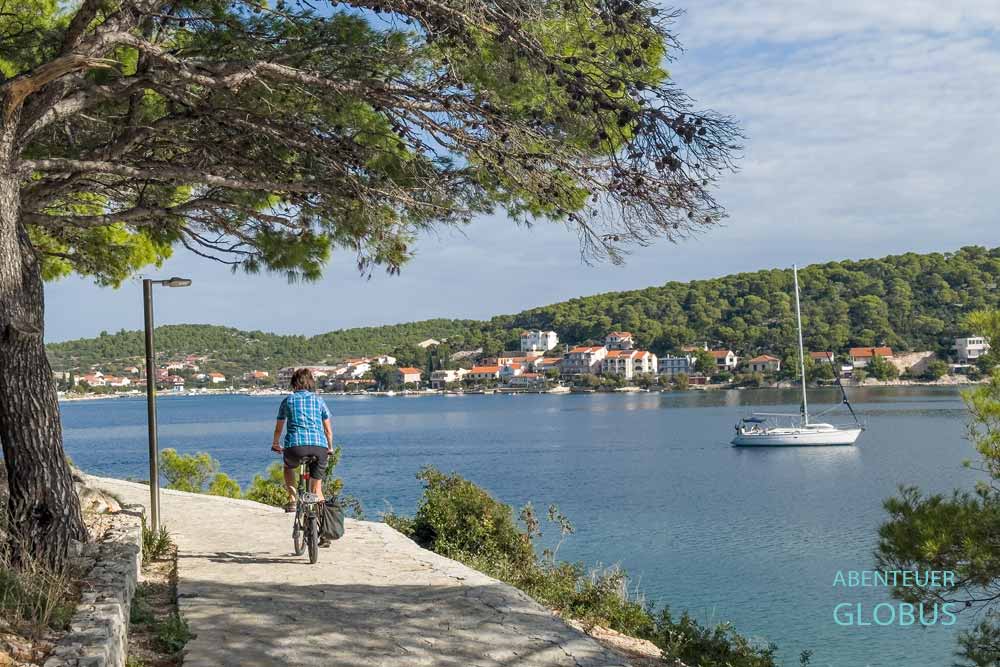 Promenade Jezera - Tisno für Wanderer und Radfahrer auf der Insel Murter