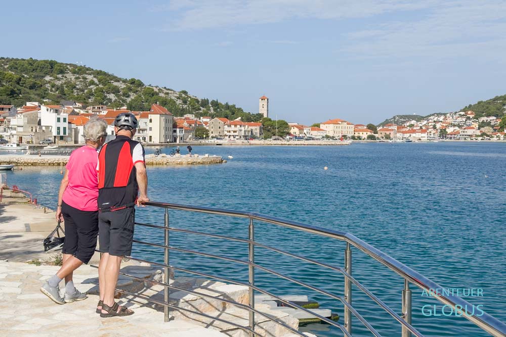 Insel Murter: Blick auf Tisno von der Promenade Jezera - Tisno