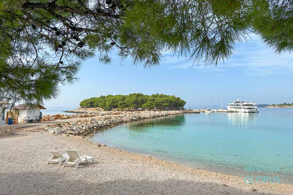 Insel Murter: Strand Plaza Podvrske an der Westküste