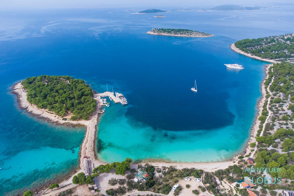 Insel Murter: Strände Lucica und Plaza Podvrske und Insel Plaza Riva Podvrske mit Pier