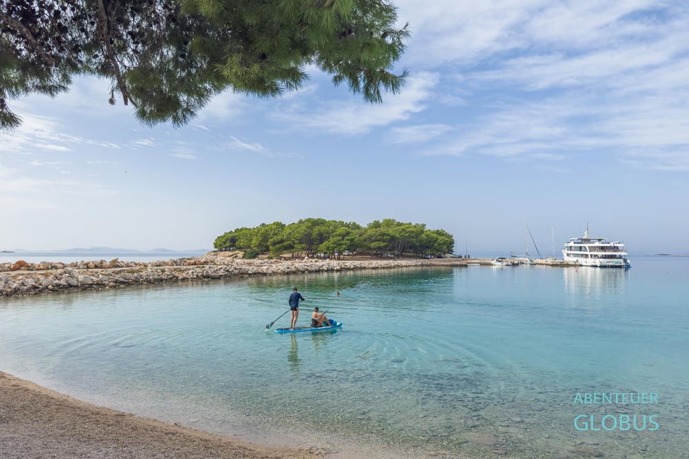 Aktivitäten auf der Insel Murter: Stand-up-Paddling nahe Strand Plaza Podvrske