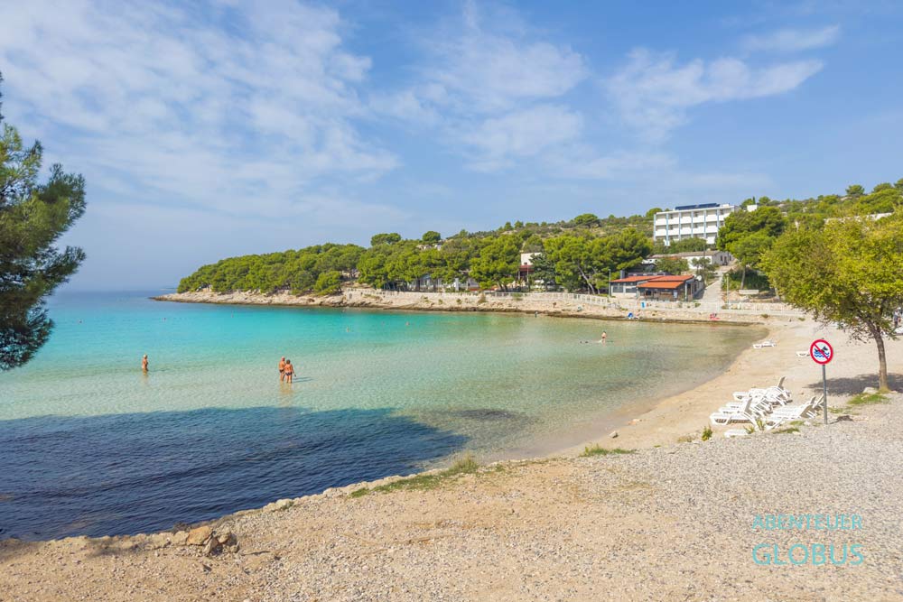 Bucht und Strand Slanica mit und Colentum Resort Murter auf der Insel Murter