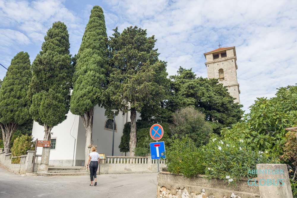 Insel Murter: Glockenturm der Heilig-Geist-Kirche in Tisno