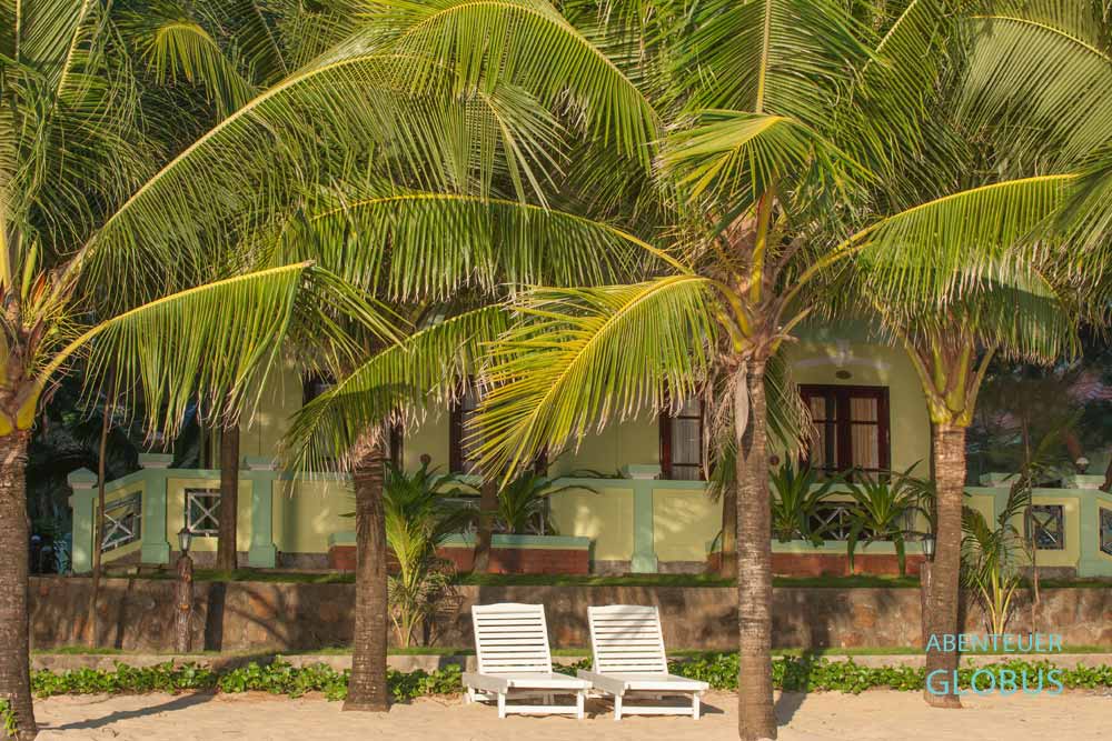 Strand mit Liegen auf der Insel Phu Quoc