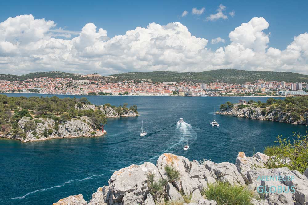 Halbinsel Zablace in Sibenik: Blick vom Aussichtspunkt auf den Kanal Sveti Ante und Sibenik