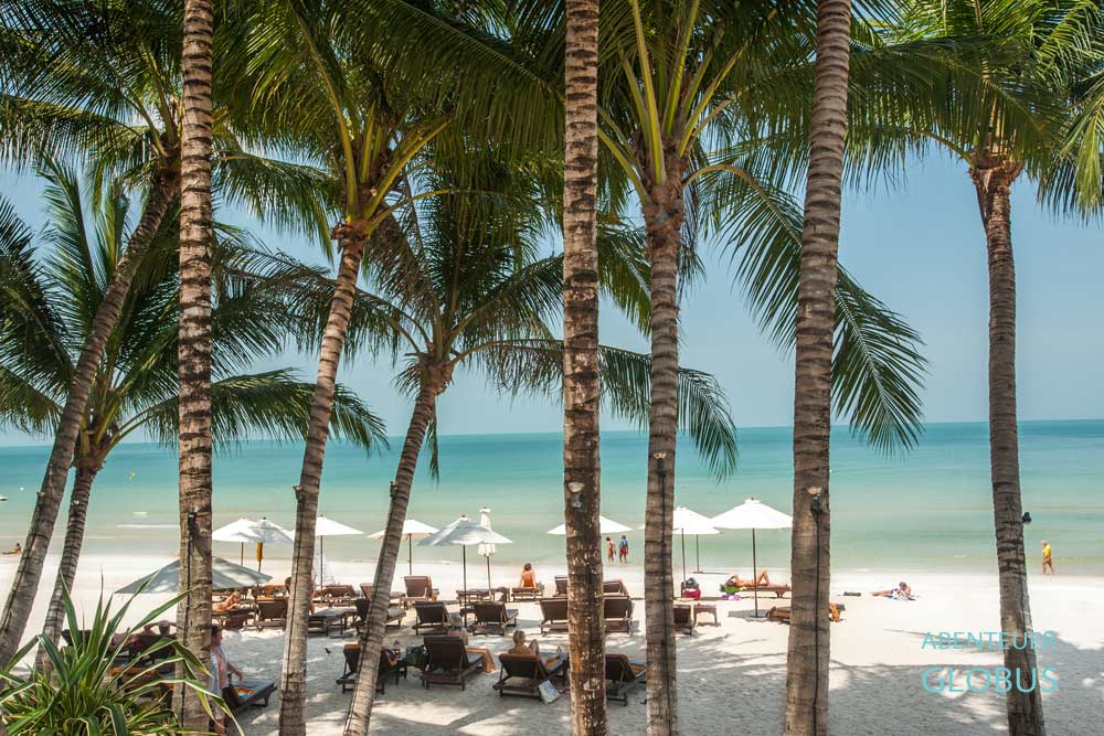 Insel Phu Quoc: Kem Beach mit Palmen, Liegen und Sonnenschirmen an der Ostlküste
