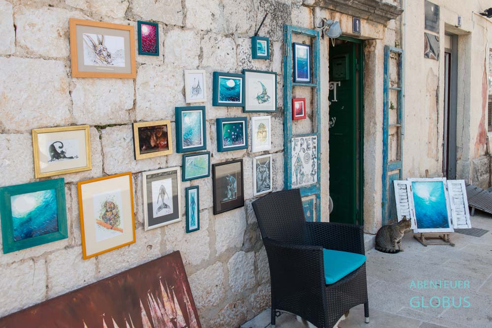 Altstadt von Makarska: Galerie in der Hauptgasse Kalalarga