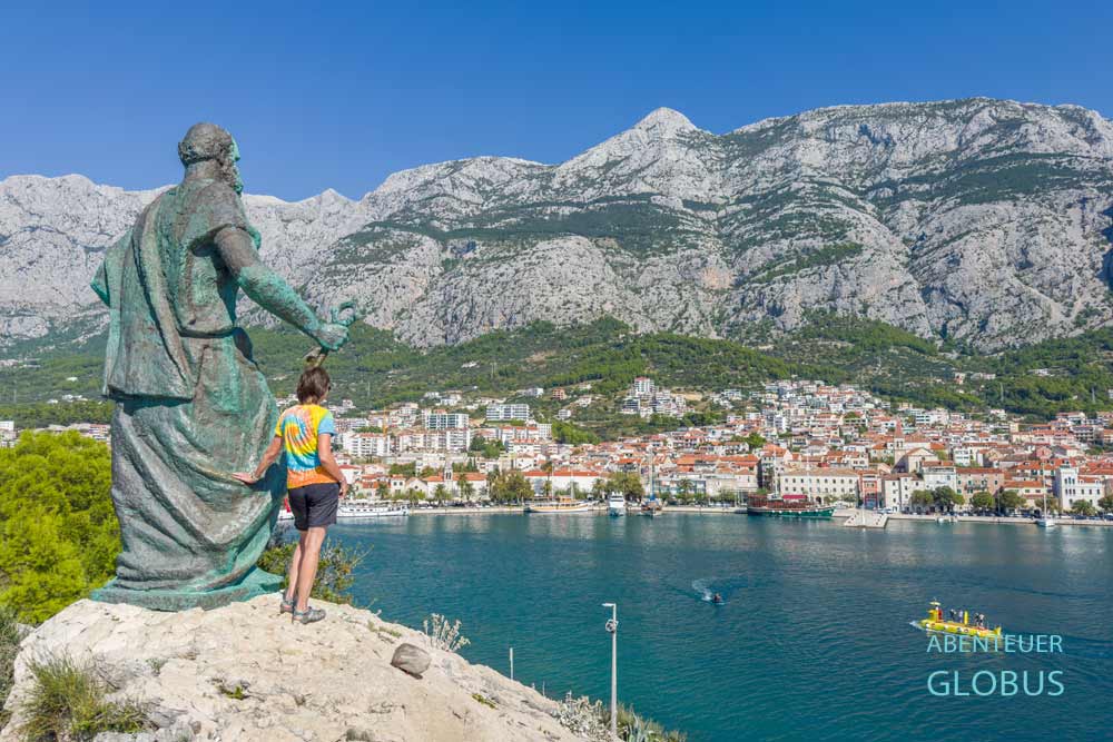 Denkmal Petar: Blick auf Makarska und Nationalpark Biokovo von der Halbinsel Sveti Petar