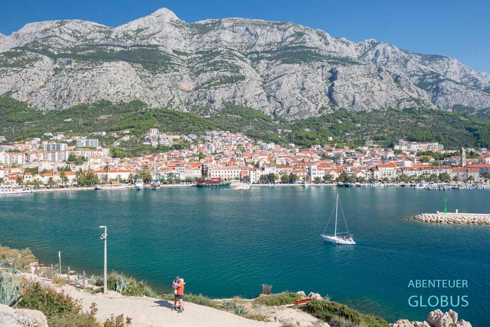 Makarska vor dem Bergen des Nationalparks Biokovo