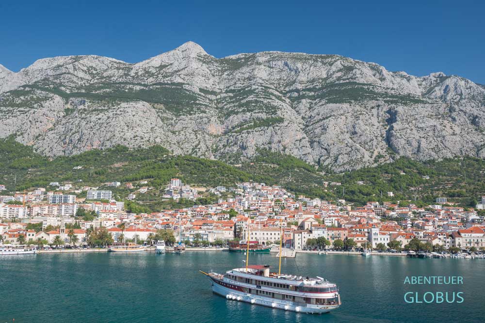 Stadt Makarska vor dem Biokovo Gebirge an der Adria