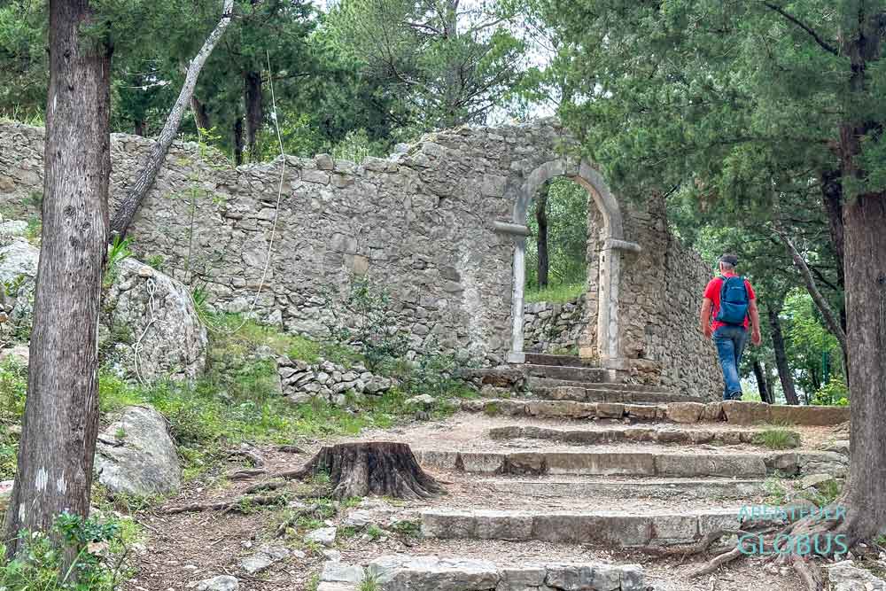 Halbinsel Sveti Petar in Makarska: Eingang zur Kirche St. Peter (Crkva Svetog Petar)