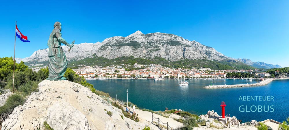 Blick von der Halbinsel Sveti Petar: Makarska vor dem Biokovo Gebirge an der Makarska Riviera