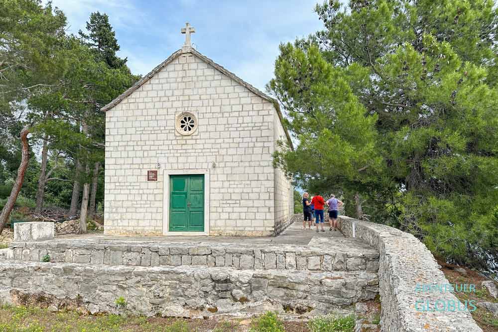 Halbinsel Sveti Petar in Makarska: Eingang zur Kirche St. Peter (Crkva Svetog Petar)
