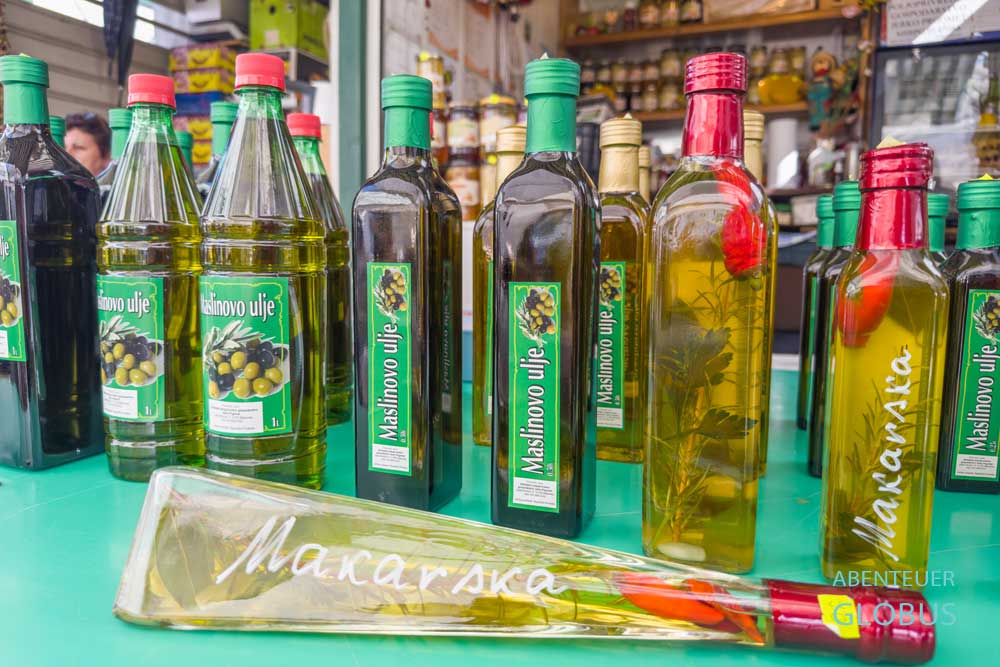 Ölivenölverkauf auf dem Frischemarkt neben der Kirche St. Markus