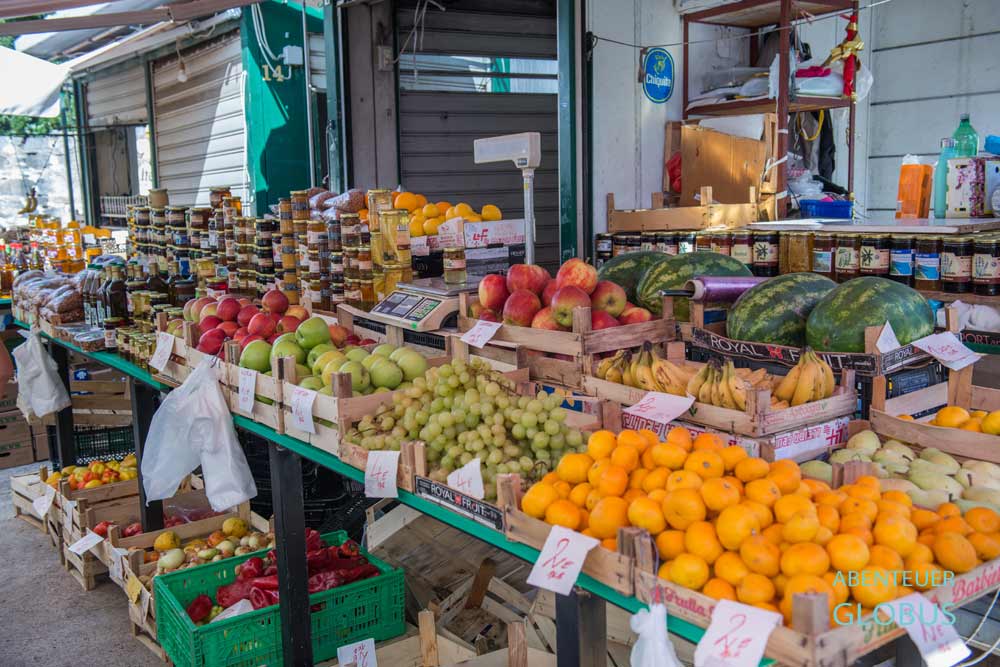 Frischemarkt neben der Kirche St. Markus