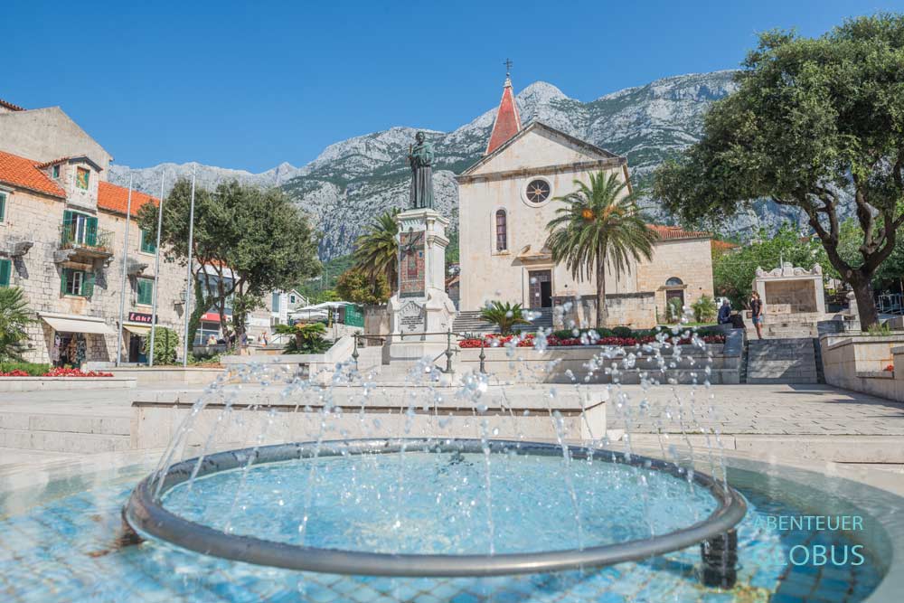 Altstadt von Makarska: Platz Trg Kaciceva mit der Kirche St. Markus (Sveti Marko)