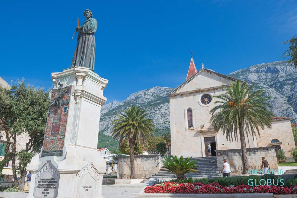 Altstadt von Makarska: Platz Trg Kaciceva mit der Kirche St. Markus (Sveti Marko)