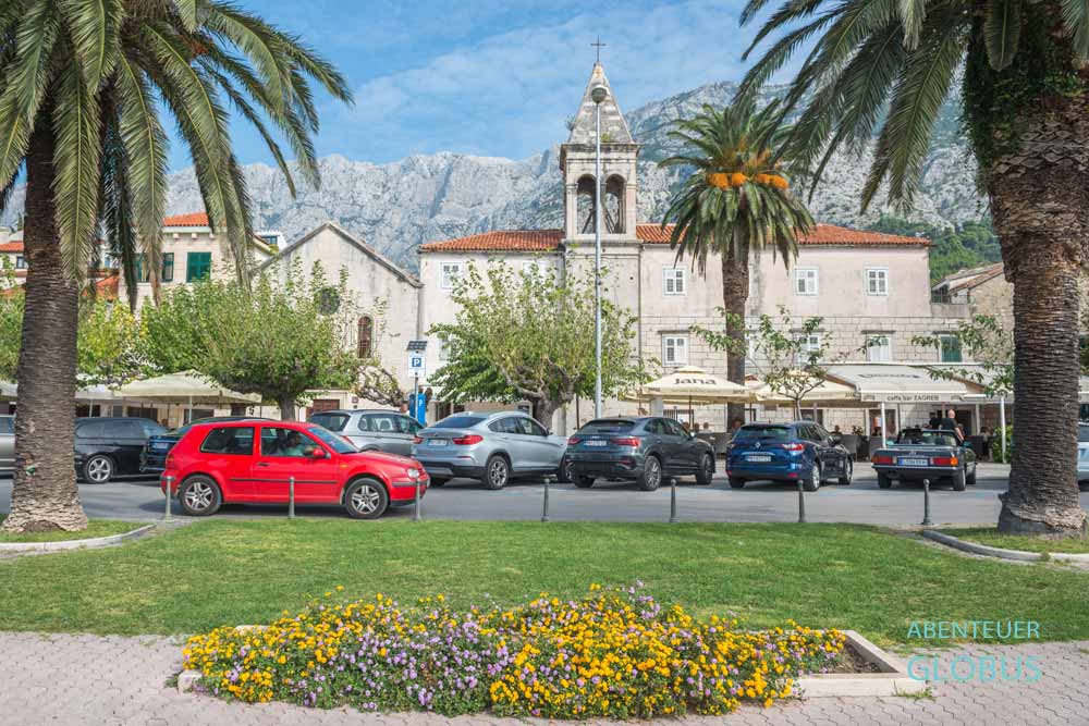 Makarska: Promenade mit der Kirche St. Philipp