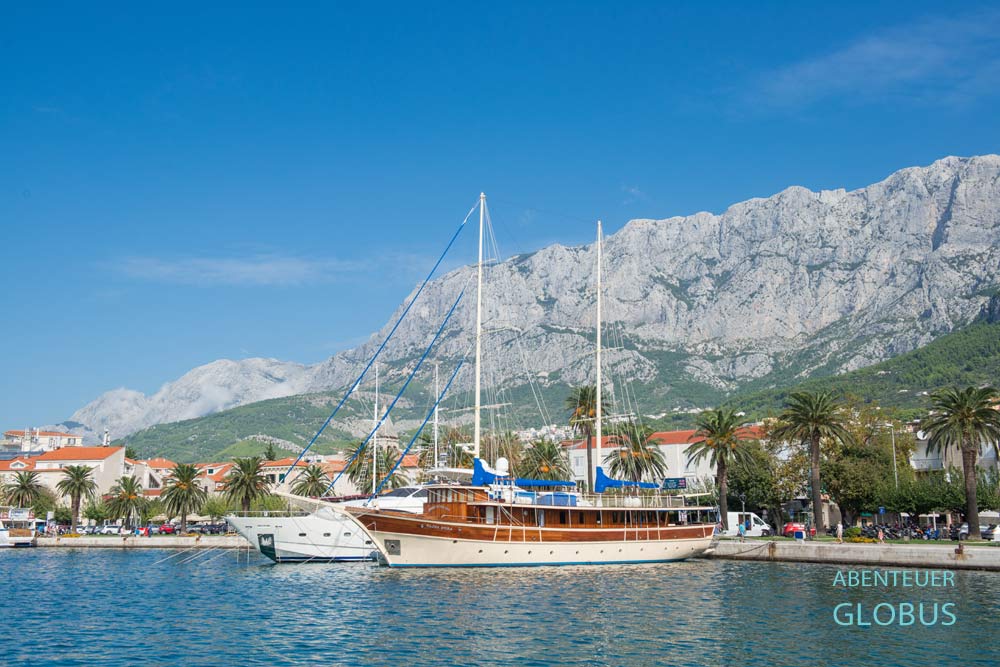 Makarska: Promenade Riva am Hafen und Biokovo Berge