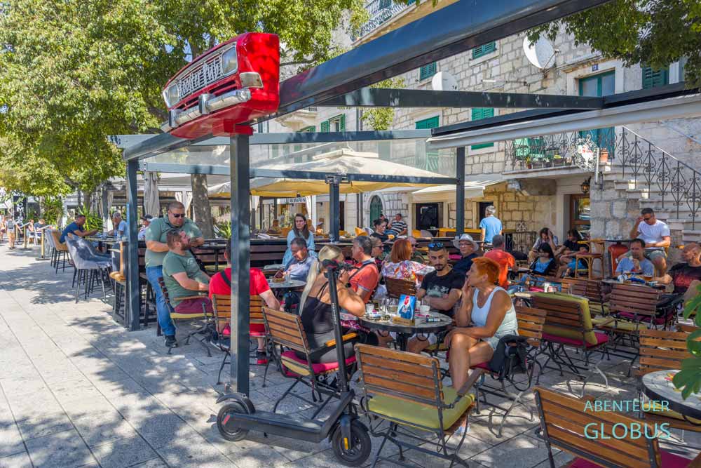 Promenade Riva mit Restaurants in Makarska