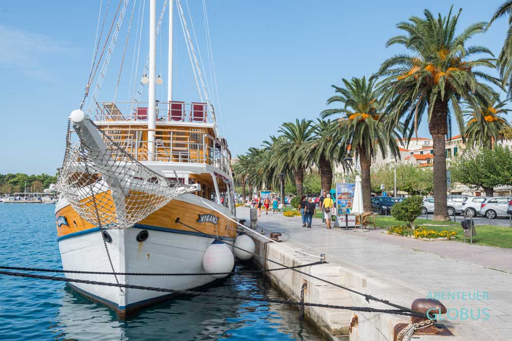 Makarska: Promenade Riva, Ort vieler Veranstaltungen wie das Fischerfest