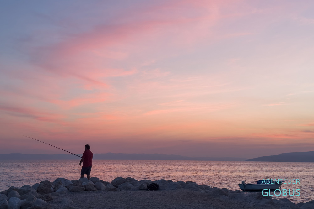 Makarska am Abend: Angeln am Strand