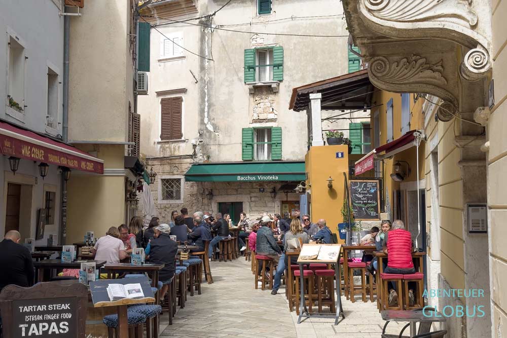 Altstadt von Porec in Istrien: Gasse mit Restaurants und Bars