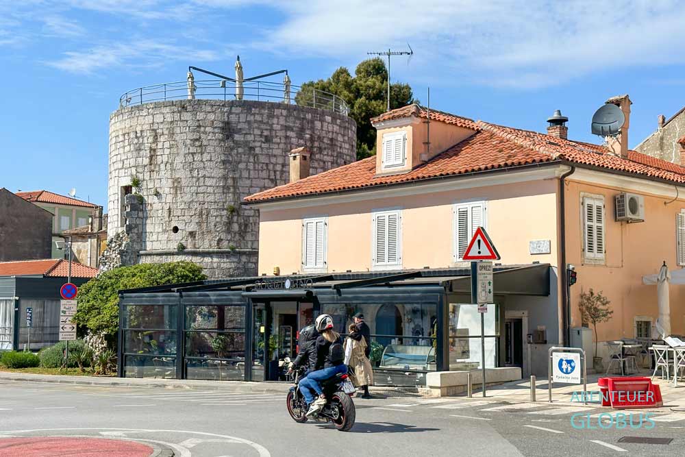 Runder Turm in der Altstadt von Porec in Istrien