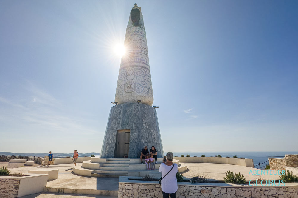 Primosten: Aussichtspunkt auf der Berg Gaj mit der Statue der Jungfrau Maria von Loreto