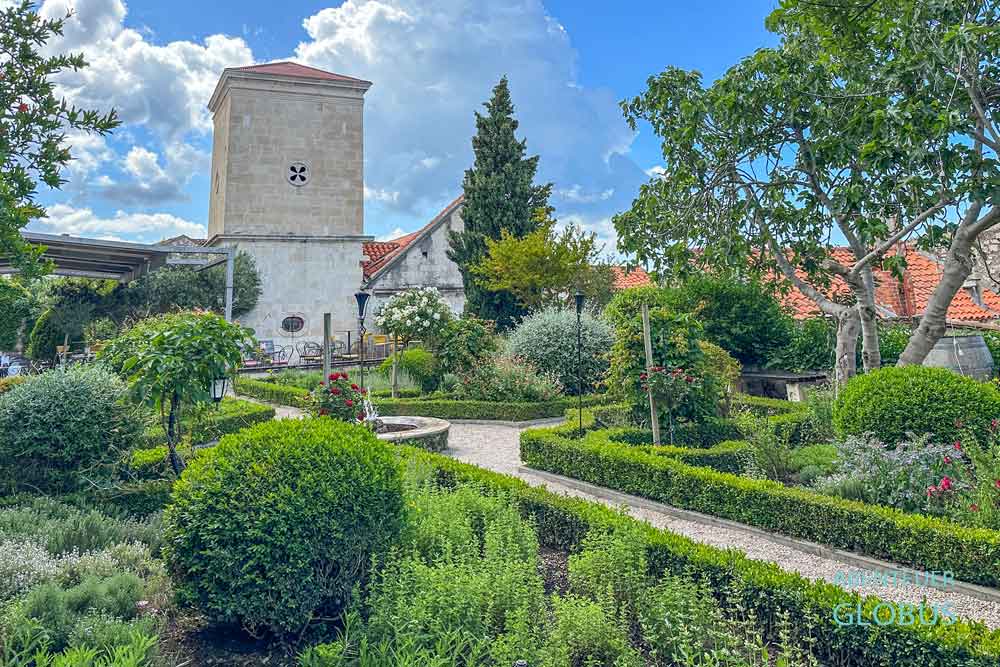 Altstadt von Sibenik: Kloster des Hl. Laurentius mit den mittelalterlichen Garten und Kirche Sveti Lovre
